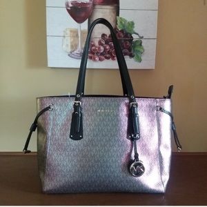 ✨Rare! Last One‼️MK Metallic Hologram Voyager Tote